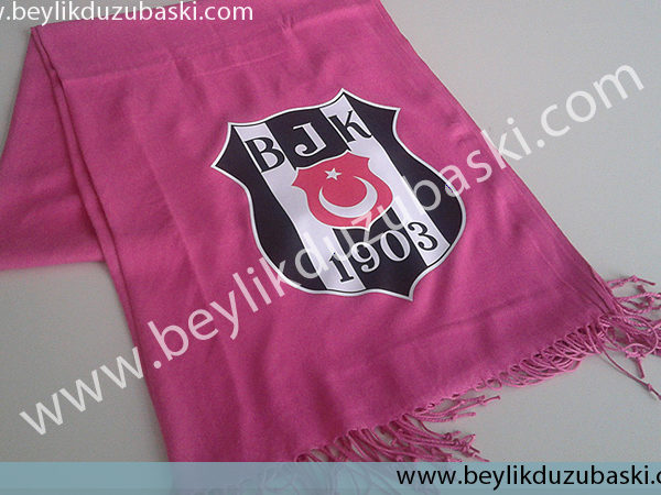 Müşteri tarafından, getirilen şal üzerine, Beşiktaş logosu, basılan üründür, Sizlerde istediğiniz, t-shirt, şal veya kullanım, eşyanız üzerine, logo, isim, yada tasarımlarınızı, bastırabilirsiniz.