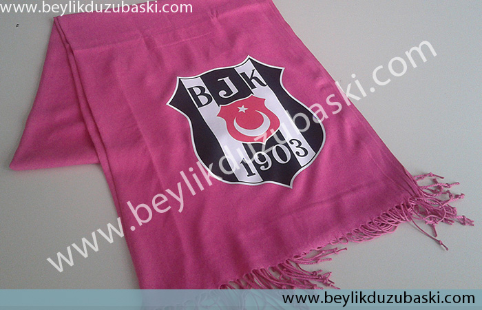 Müşteri tarafından, getirilen şal üzerine, Beşiktaş logosu, basılan üründür, Sizlerde istediğiniz, t-shirt, şal veya kullanım, eşyanız üzerine, logo, isim, yada tasarımlarınızı, bastırabilirsiniz.