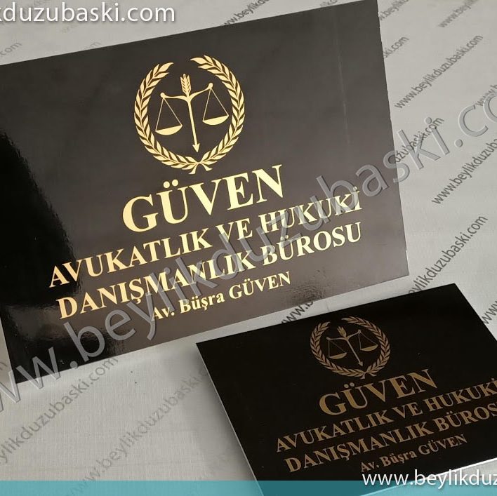avukatlık ve hukuk bürosu için tabela, kapı tabelası, üretimi, siyah zeminli üzeri altın yaldız folyo ile tabela baskısı