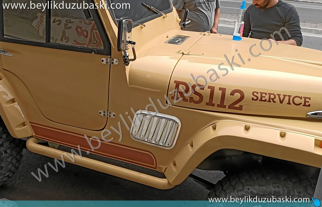 jeep eski model, üzerine logo ve yazı, uygulaması, kapılara, şerit çekilmesi, araç sticker, araç etiketi