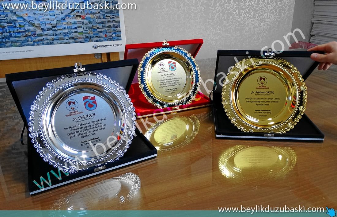 tabak plaket, büyük ebat, plaket tabak, isim ve logo baskılı, özel tasarımlı, kaliteli, şık hediye, masa üzeri kullanıma uygun, tabak plaket üretimi tabak plaket, büyük ebat, plaket tabak, isim ve logo baskılı, özel tasarımlı, kaliteli, şık hediye, masa üzeri kullanıma uygun, tabak plaket üretimi