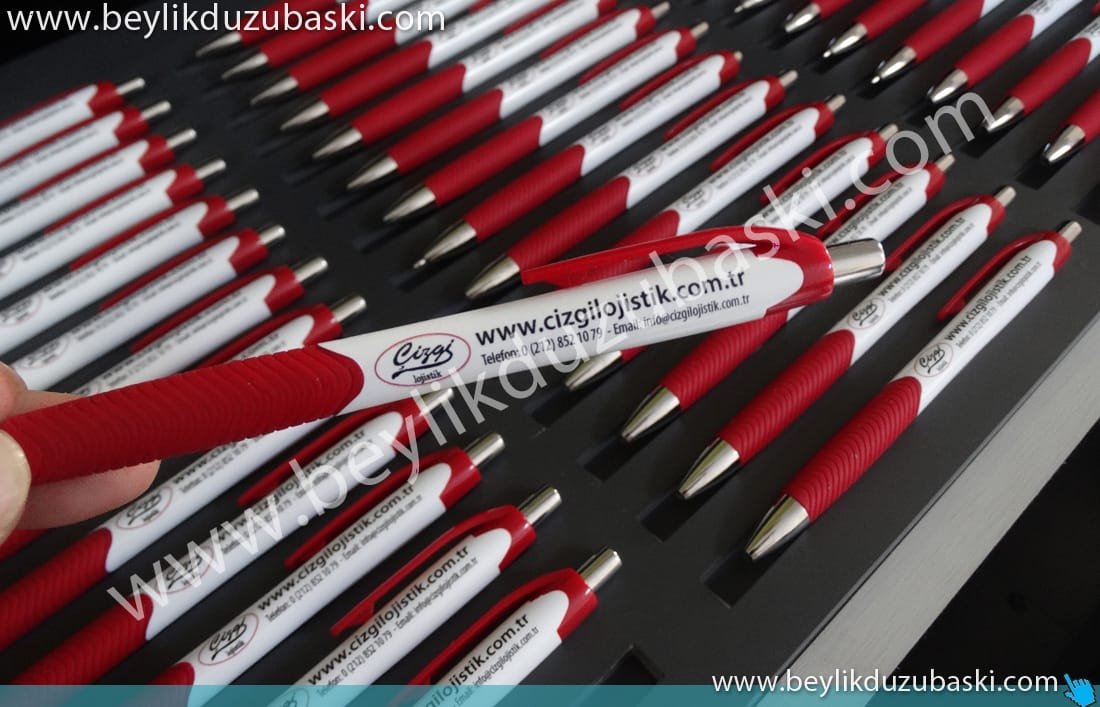 aynı-gün-kalem-baskı-fiyatı.jpg plastik kalem üzerine baskı, çıkmaz kazınmaz, kaliteli baskı, plastik tükenmez kalem markalama, düğün töreni için kalem baskı, renkli kalem baskısı, düğün hatırası kalem, pembe ve mavi