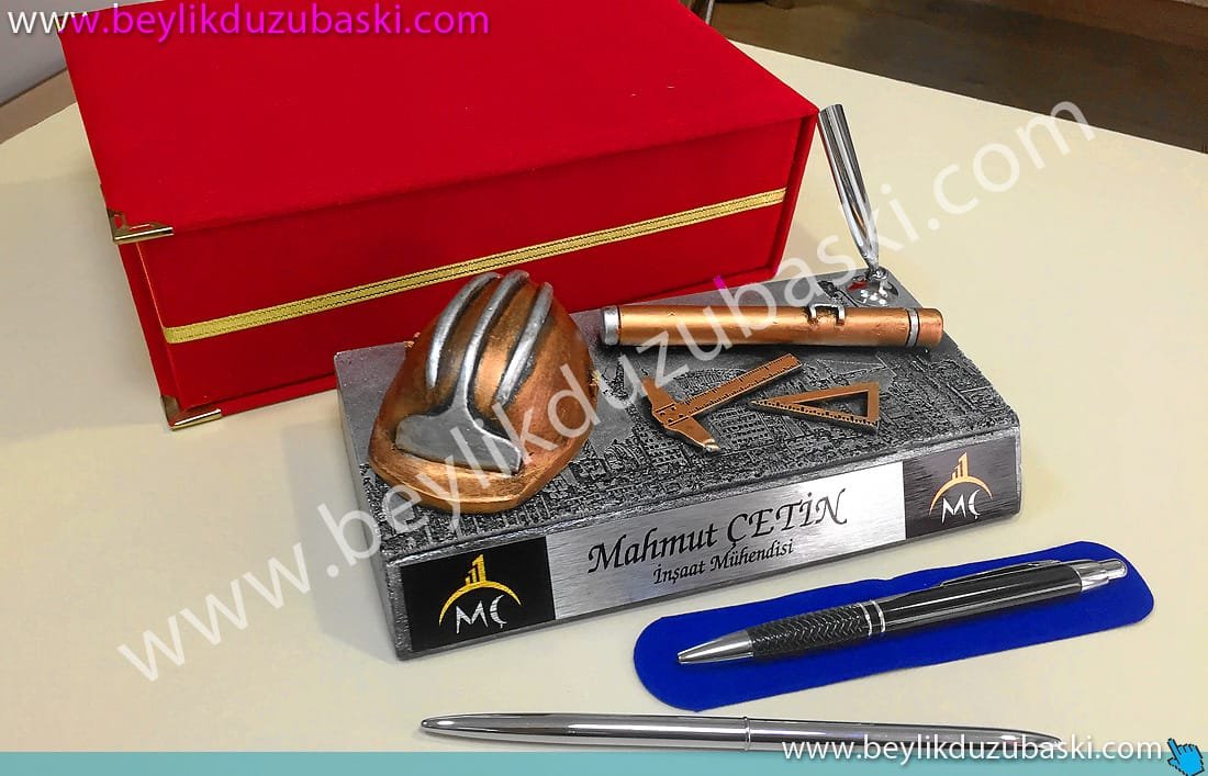 inşaat-mühendisi-murat-çetin-için-yapılan-masa-üzeri-hediyelik-ürünler.jpg mehmet gezici, yüksek çevre mühendisi, baskılı masa isimliği, hediye masa üzeri kullanım için, isim baskılı, kutulu, kaliteli malzeme, acil isim baskılı kişiye özel hediye ürünler