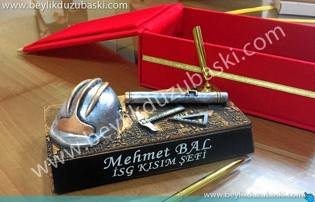 iş-güvenliği-uzmanı-hediye-masa-üstü-ürün-inşaat-mühendisi-hediye.jpg yüksek çevre mühendisi, baskılı masa isimliği, hediye masa üzeri kullanım için, isim baskılı, kutulu, kaliteli malzeme, acil isim baskılı kişiye özel hediye ürünler