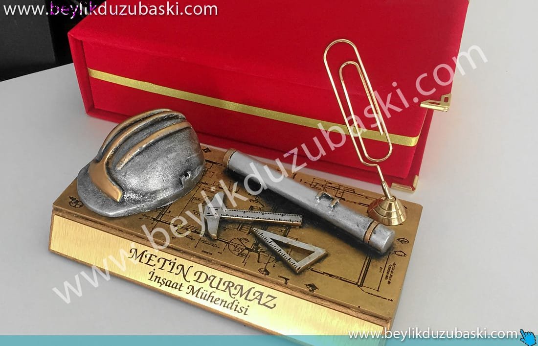 masa-üzeri-hediyelik-mühendisler-için-özel-imalat-hediye-ürün-el-yapımı-kaliteli-masa-üstü-hediye-isim-baskılı-hediyelik-kişiye-özel-ürünler.jpg yüksek çevre mühendisi, baskılı masa isimliği, hediye masa üzeri kullanım için, isim baskılı, kutulu, kaliteli malzeme, acil isim baskılı kişiye özel hediye ürünler