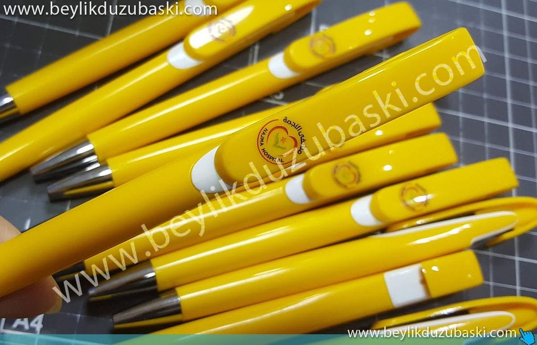 promosyon-kalem-acil-baskılı-promosyon-kalem-arapça-kalem-baskısı-sarı-kalem-üzerine-baskı-tükenmez-kaleme-baskı.jpg plastik kalem üzerine baskı, çıkmaz kazınmaz, kaliteli baskı, plastik tükenmez kalem markalama, düğün töreni için kalem baskı, renkli kalem baskısı, düğün hatırası kalem, pembe ve mavi