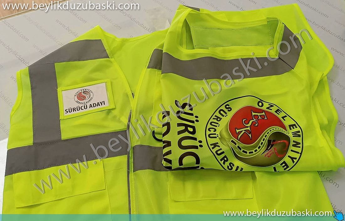 fosforlu yelek baskı detay Sürücü adayı yelek, fosforlu yelek, sürücü kursu, hızlı sürücü kursu, reflektörlü sürücü kursu, yelek baskısı, mühendis yelek, inşaat yelek, baskılı ürün, aynı gün kargo