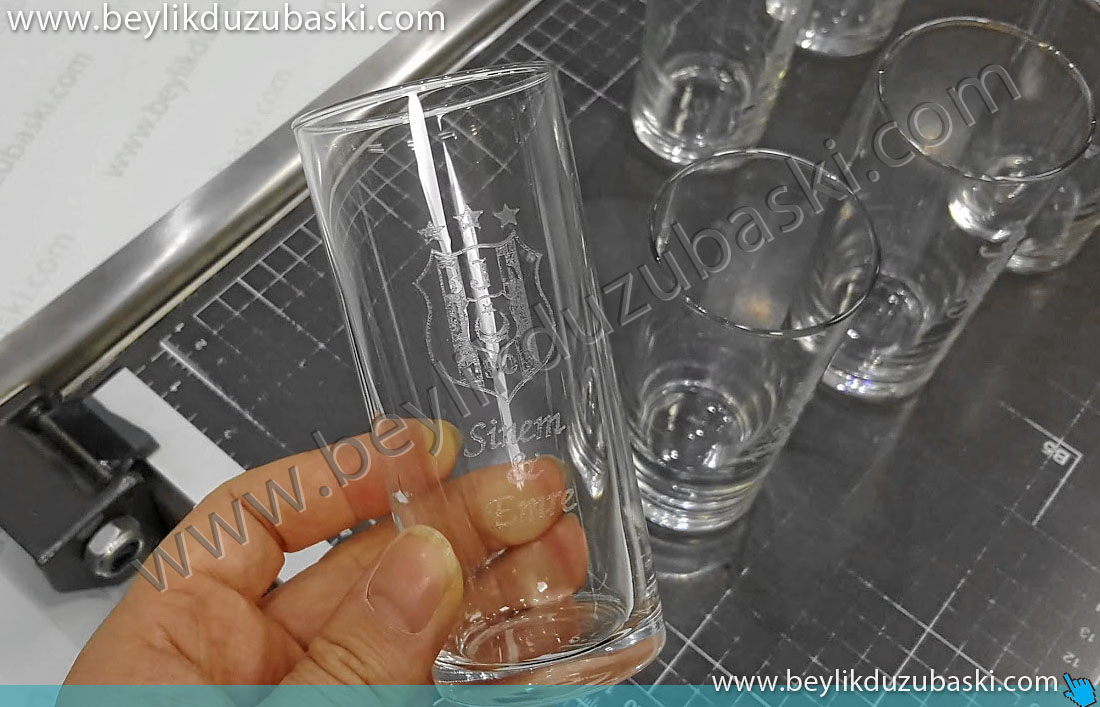 rakı bardağına baskı, cam rakı bardağına lazer ile yazı yazılması, lazer yazı, cam bardak baskı, beylikdüzü rakı bardağı baskısı, kaliteli cam bardak baskısı, acil lazer markalama