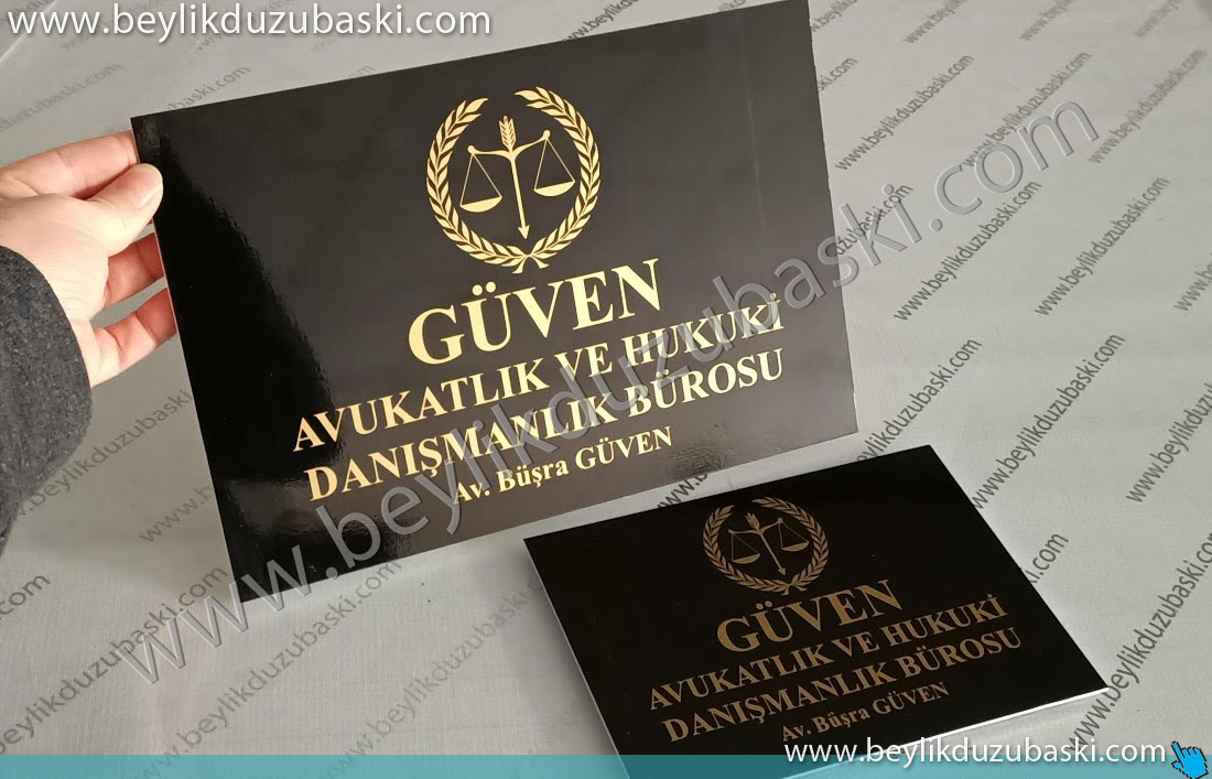avukatlık ve hukuk bürosu için tabela, kapı tabelası, üretimi, siyah zeminli üzeri altın yaldız folyo ile tabela baskısı