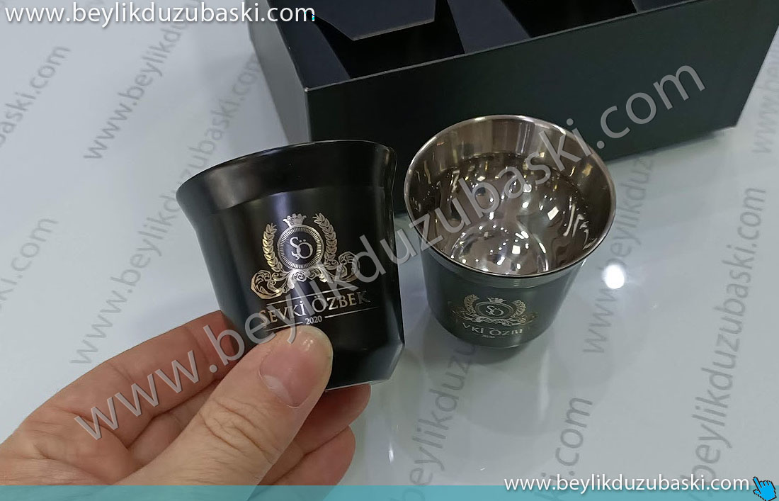 metal viski bardağı üzerine, lazer ile, markalama, isim ve logo baskısı yapılmaktadır, acil, lazer baskı, markalama