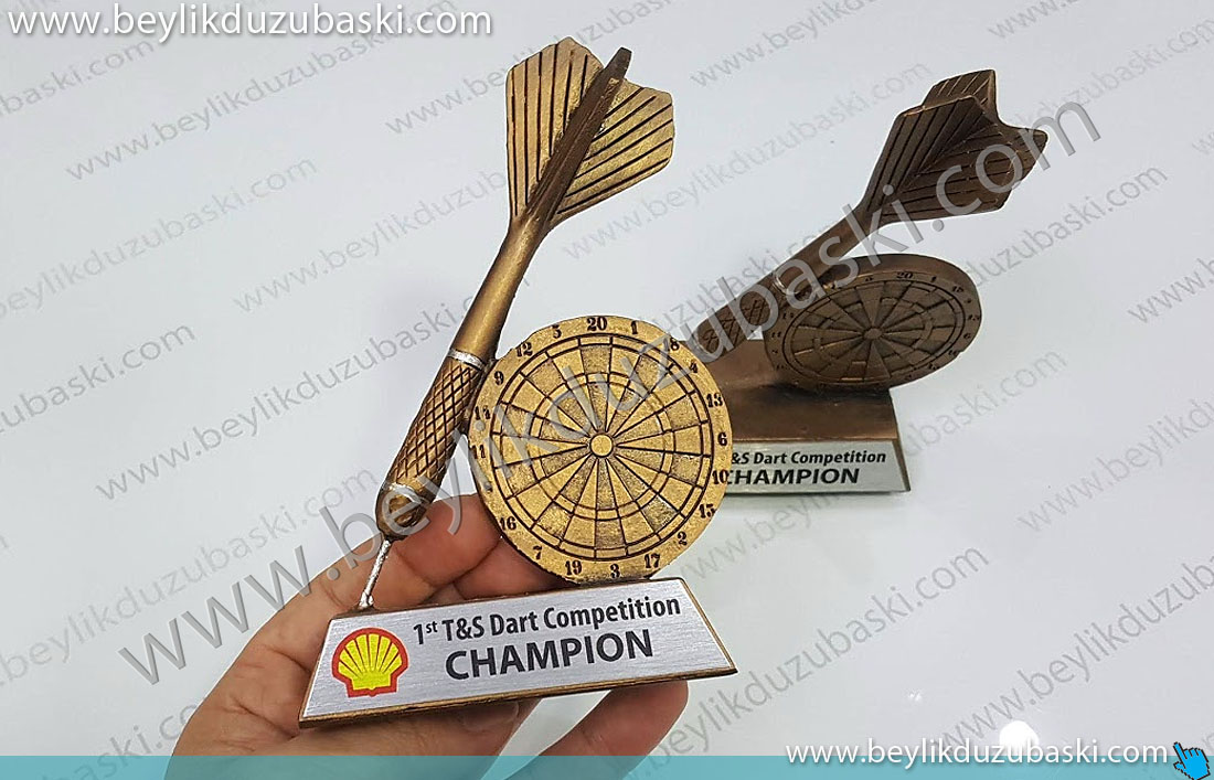 Shell için yapılan, dart şampiyonluk kupası, masa üzeri kullanıma uygun, kişilere verilen, turnuva kupası, hediye ürün, isim ve logo baskılı, konsept ödeüller