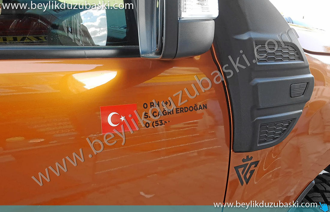 çağrı erdoğan, araç üzerine isim, kan grubu, türk bayrağı ve telefon numarası, etiket şeklinde baskı, araç üzerine baskılar