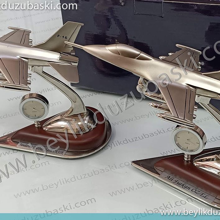 F16 uçak, model uçak, masa üzeri saat, pilotlar için hediye ürün, uçak şeklinde maket masa üzeri, metal ve ahşaptan oluşan, gerçek metal ve ahşap kaliteli masa üzeri isimlik