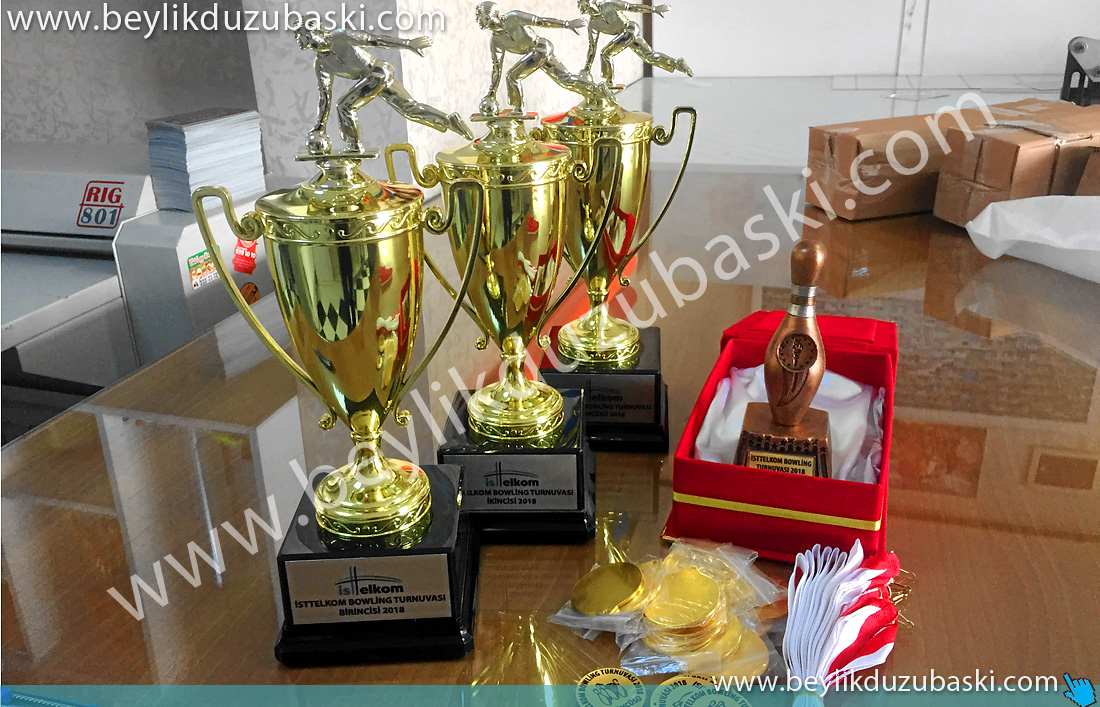 first place trophy, award trophy, large metal trophy printing, champion trophy printing, quality trophy plaque and medal birincilik kupası, ödül kupası, büyük metal kupa baskısı, şampiyon kupası baskı, kaliteli kupa plaket ve madalya
