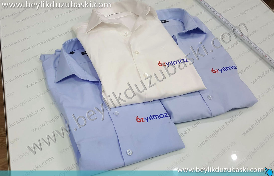 iş gömleği üzerine baskı, iş yerinde kullanıma uygun, yıkamaya dayanıklı, kaliteli gömlek baskısı, logo ve isim baskısı yapılır, gömlek üzerine kalıcı baskı