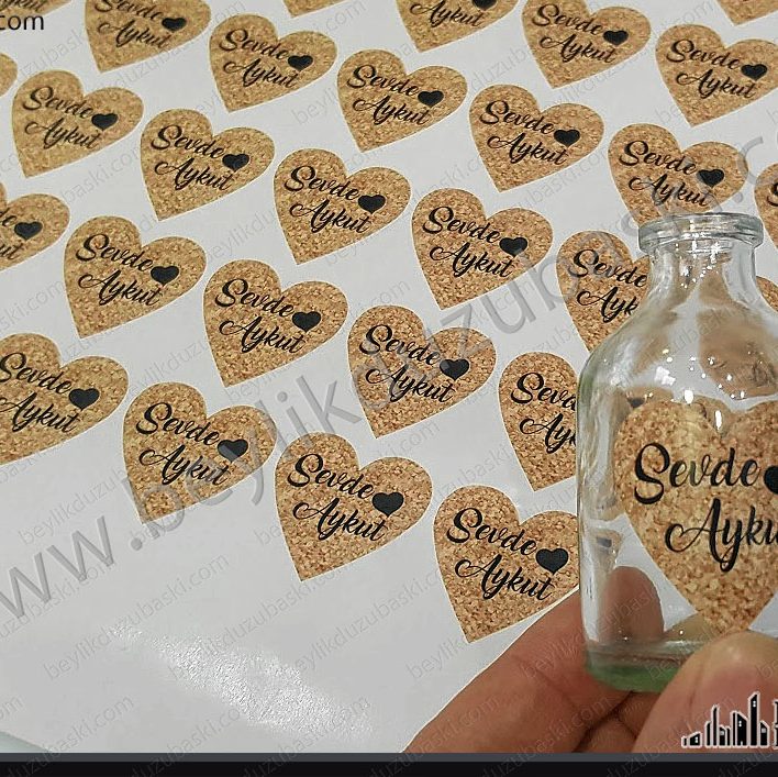mantar şişesi şeklinde etiket, mantar desenli etiket, kalp şeklinde kesilen şişe etiketi, hızlı üretim, grafik desteği, aynı gün kargo, acil etiket üretilir, özel kesim yapılır