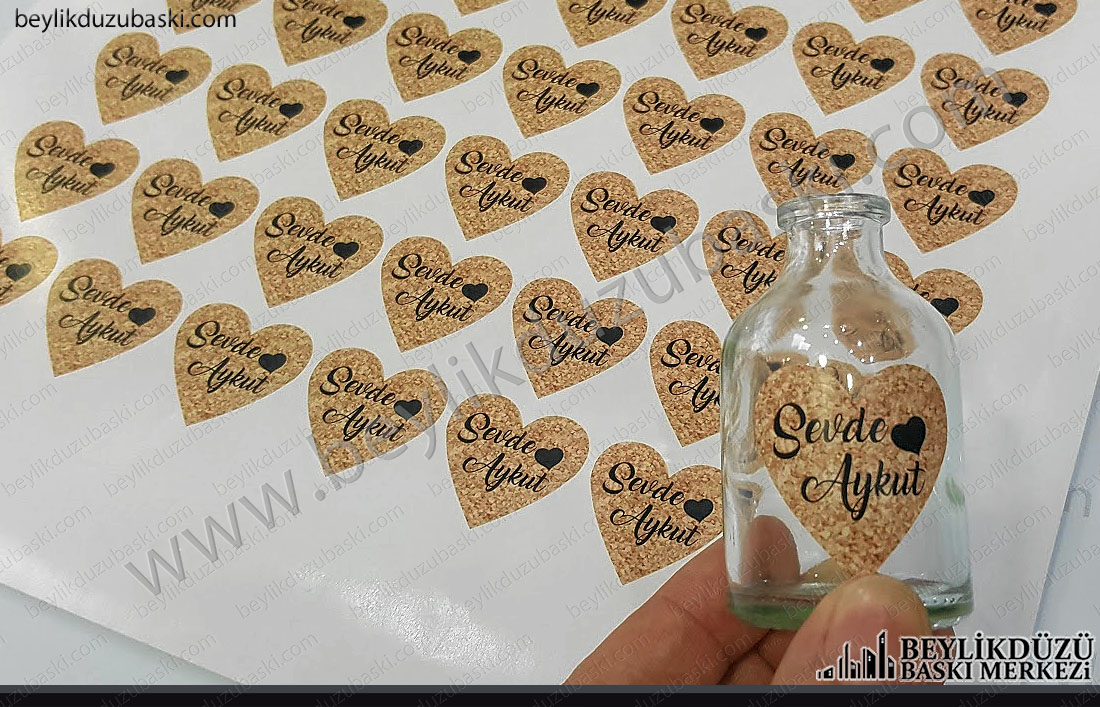 mantar şişesi şeklinde etiket, mantar desenli etiket, kalp şeklinde kesilen şişe etiketi, hızlı üretim, grafik desteği, aynı gün kargo, acil etiket üretilir, özel kesim yapılır