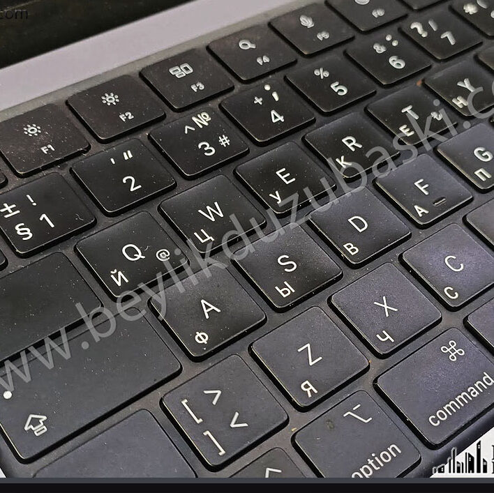 Türkçe klavye üzerine Kiril alfabe baskısı, Rusça alfabe baskısı  yapılmıştır, M2 Pro Mac book, klavye üzerine, rusça yazı, kalıcı çıkmaz, ışıklı şekilde klavye üzerine alfabe baskısı, rusça klavye, yabancı dil klavye baskı, kaliteli klavye baskısı, laptop klavye baskı