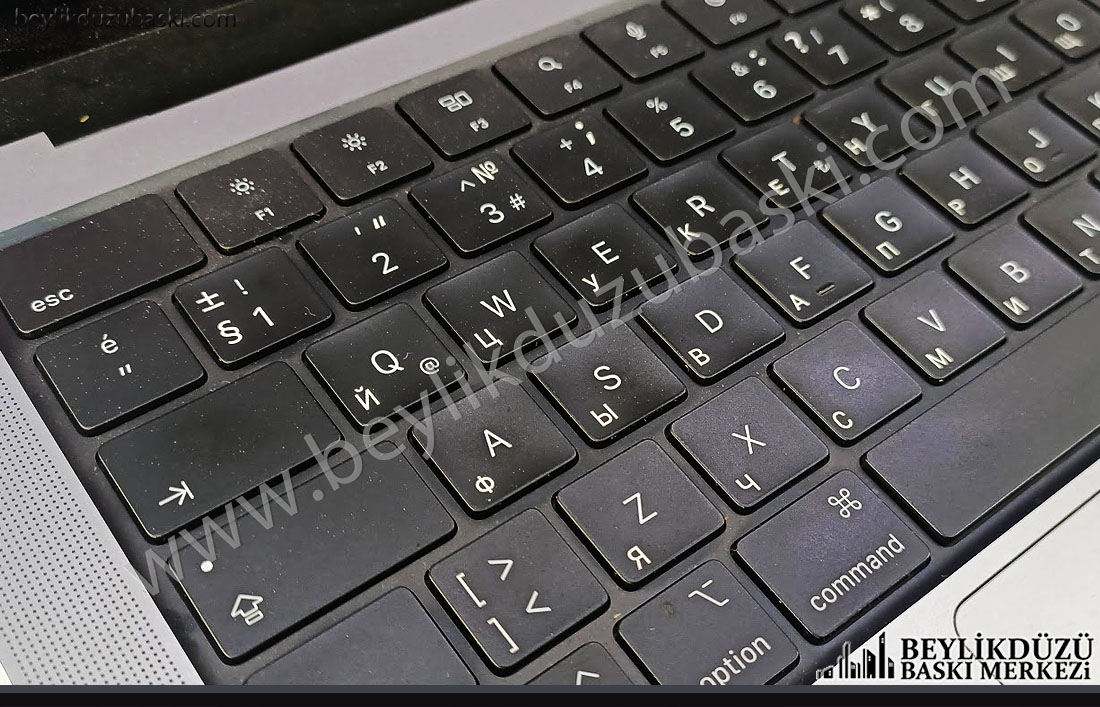 Türkçe klavye üzerine Kiril alfabe baskısı, Rusça alfabe baskısı  yapılmıştır, M2 Pro Mac book, klavye üzerine, rusça yazı, kalıcı çıkmaz, ışıklı şekilde klavye üzerine alfabe baskısı, rusça klavye, yabancı dil klavye baskı, kaliteli klavye baskısı, laptop klavye baskı